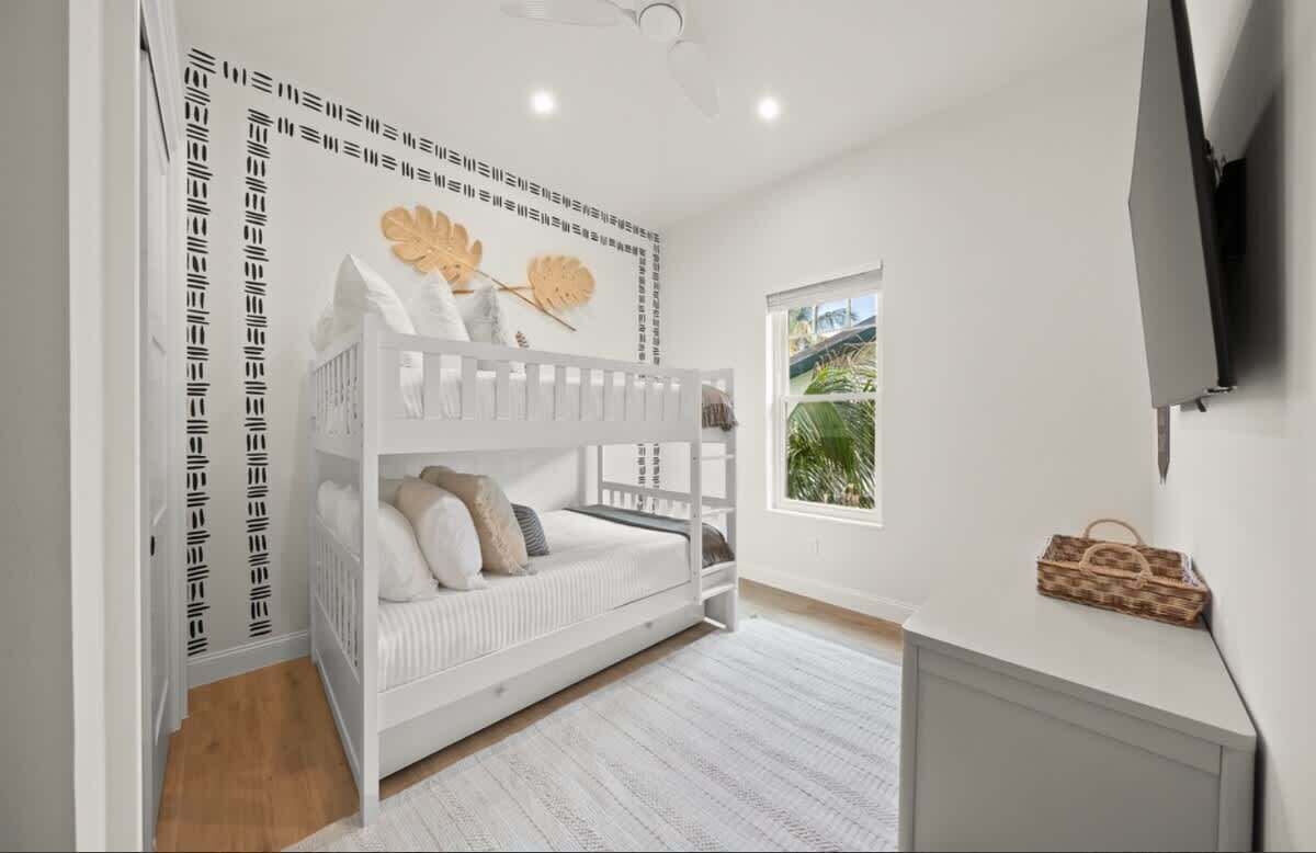 4 bedrooms, iron/ironing board, WiFi, bed sheets