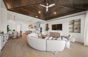 TV, offices - Siesta Serenity ~ Pool/Waterslide/Waterfront (Sarasota)