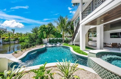 Siesta Serenity ~ Pool/Waterslide/Waterfront