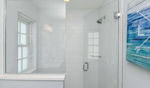 Chuveiro, secador de cabelo, toalhas de banho, shampoo