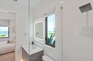 シャワー、ヘアドライヤー、タオル、シャンプー
