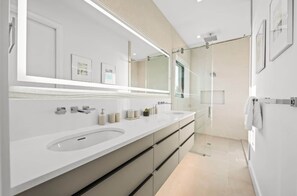シャワー、ヘアドライヤー、タオル、シャンプー