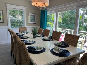 Dining - Surf View ~ Walk to Beach/Rooftop Deck/Pool (Holmes Beach)
