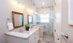 Shower, hair dryer, towels, shampoo - Surf View ~ Walk to Beach/Rooftop Deck/Pool (Holmes Beach)