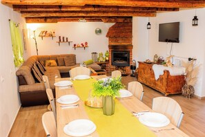 Dining - Wooden forest home with pool, fireplace and playground for kids (Gerovo Tounjsko)