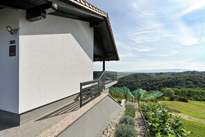 Property grounds - Vineyard home with view, jacuzzi and sauna for complete relaxation (Veliko Trgovišće)