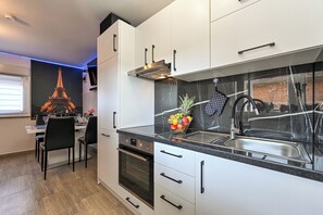 Fridge, microwave, oven, stovetop - Vineyard home with view, jacuzzi and sauna for complete relaxation (Veliko Trgovišće)