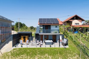 Terrace/patio - Vineyard home with view, jacuzzi and sauna for complete relaxation (Veliko Trgovišće)