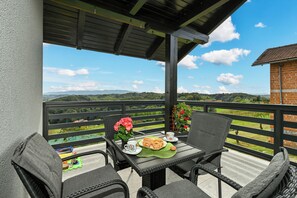 Outdoor dining - Vineyard home with view, jacuzzi and sauna for complete relaxation (Veliko Trgovišće)