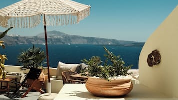 Superior Villa with Caldera View and Hot Tub | Terrasse/Patio
