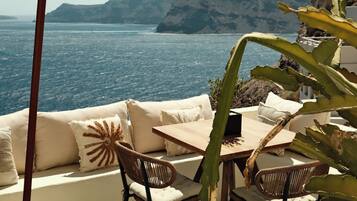 Superior Villa with Caldera View and Hot Tub | Outdoor dining