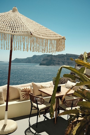 Superior Villa with Caldera View and Hot Tub | Outdoor dining - Anemos Caldera Oia (Santorini)