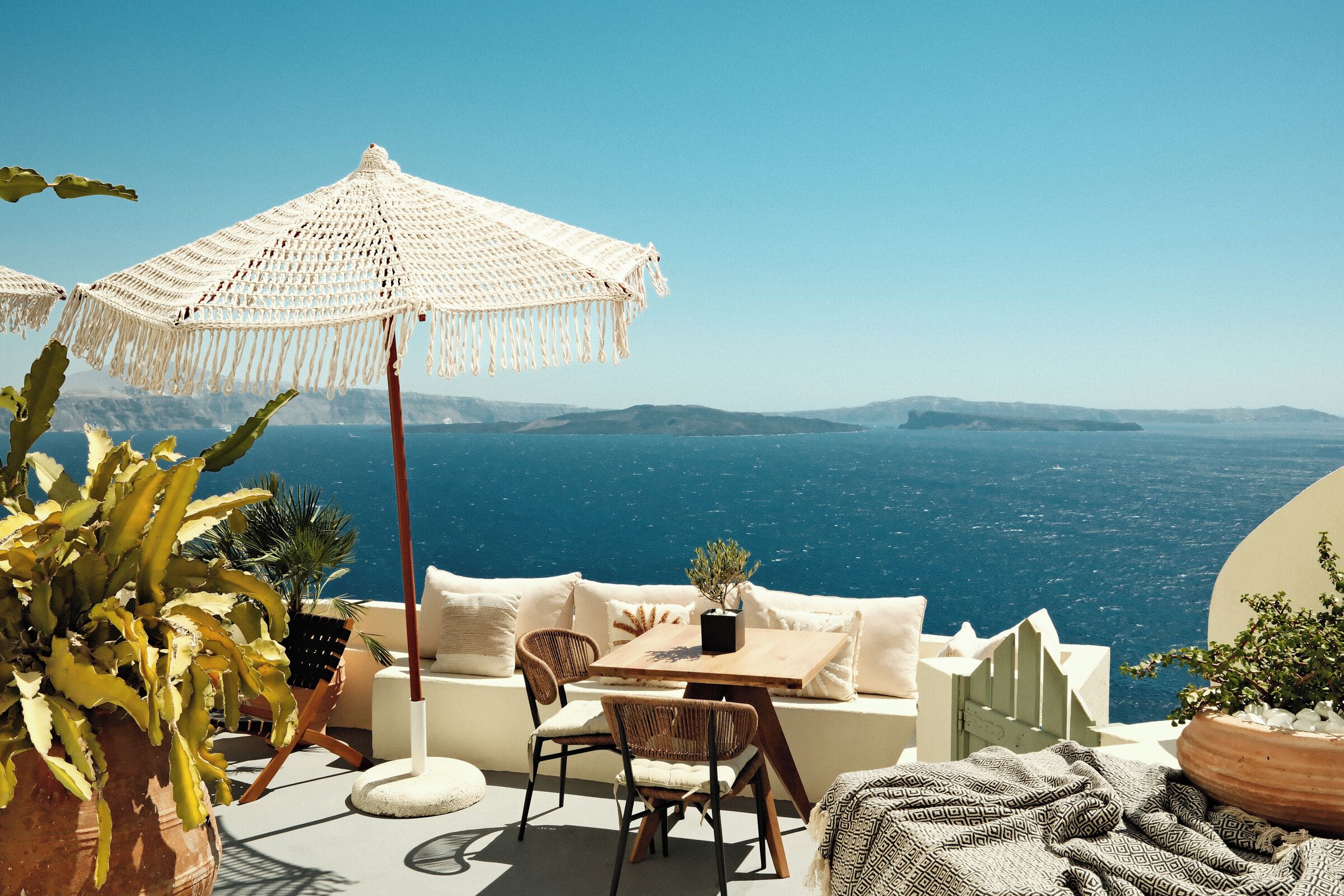 Superior Villa with Caldera View and Hot Tub | Speisen im Freien