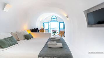 Superior Cave Villa with hot tub & Caldera View | Free WiFi