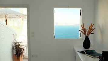 Petite Room with Partial Caldera View | Intérieur