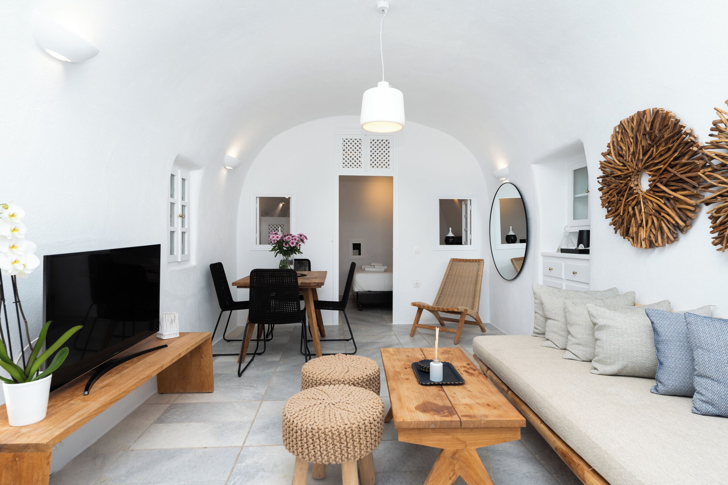 Cave Villa with Hot Tub & Caldera View | Soundproofing, free WiFi