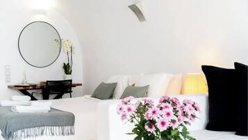 Superior Cave Villa with hot tub & Caldera View | Free WiFi