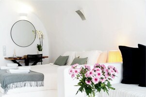 Superior Cave Villa with hot tub & Caldera View | Free WiFi