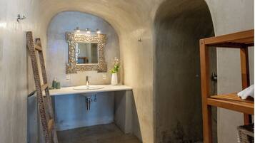 Superior Cave Villa with hot tub & Caldera View | Bathroom