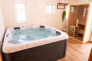 Interior - Holiday house by the Korana River with a jacuzzi, sauna, and a view of the old town of Barilović (Barilović)