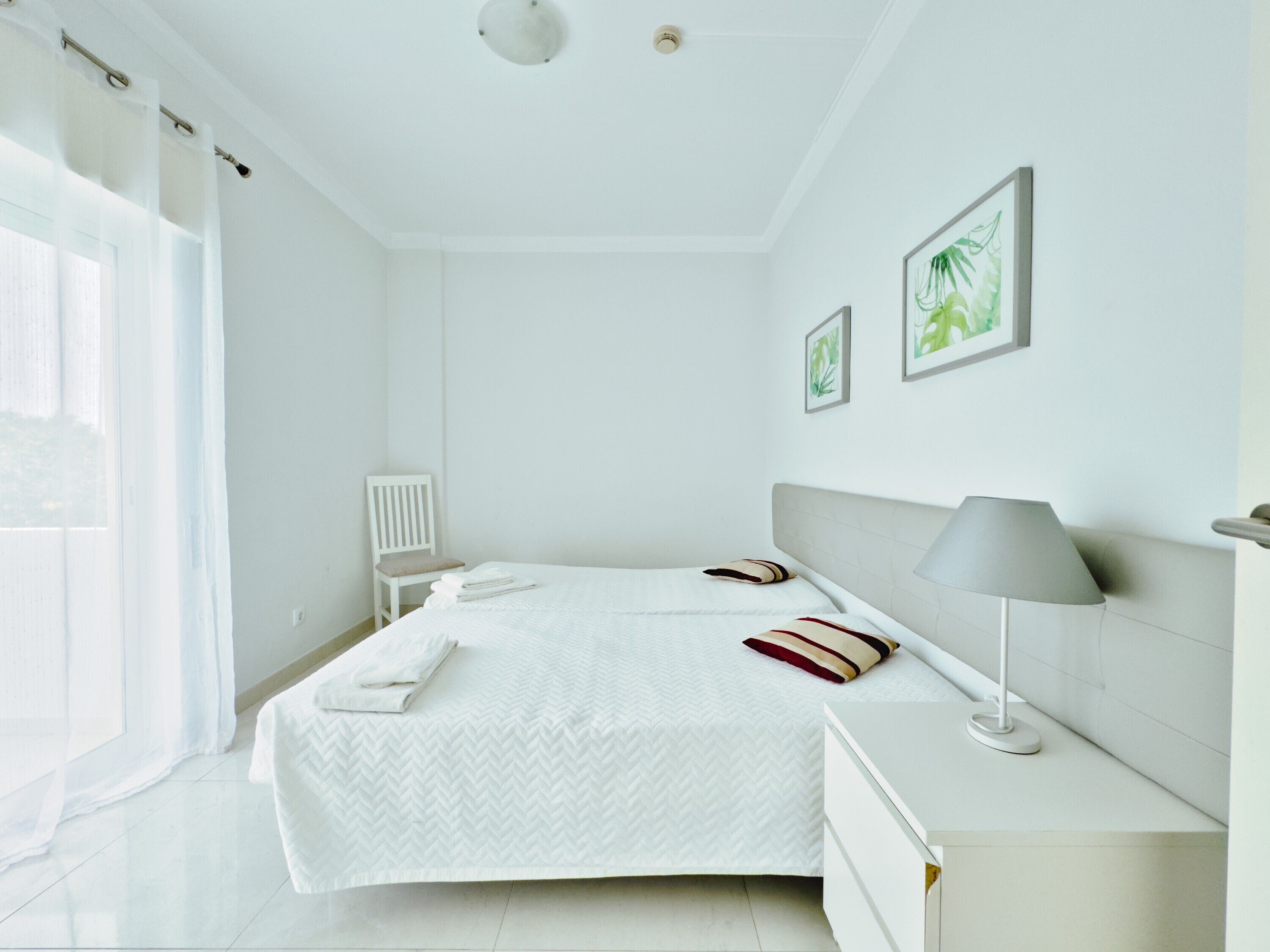 Tabla de planchar con plancha, wifi, ropa de cama