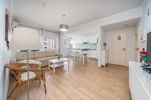 TV - Apartment 'T1 Superior' with Shared Pool, Wi-Fi and Air Conditioning (Portimão)