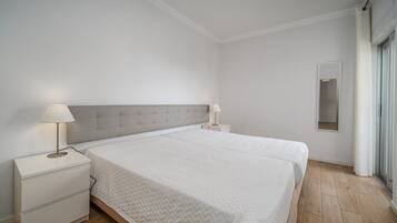 Tabla de planchar con plancha, wifi, ropa de cama