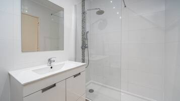 Bruser, hårtørrer, håndklæder