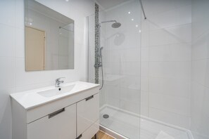 Shower, hair dryer, towels - Apartment 'T1 Superior' with Shared Pool, Wi-Fi and Air Conditioning (Portimão)