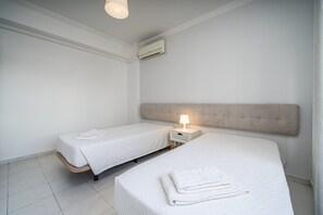 2 bedrooms, iron/ironing board, WiFi, bed sheets - Apartment 'T2 Premium' with Shared Pool, Wi-Fi and Air Conditioning (Portimão)