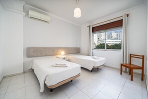 2 bedrooms, iron/ironing board, WiFi, bed sheets - Apartment 'T2 Premium' with Shared Pool, Wi-Fi and Air Conditioning (Portimão)