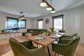 Dining - New mountain villa with pool, barbecue and outdoor activities (Jasenak)