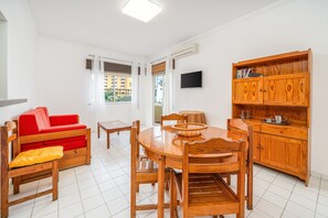 Dining - Apartment 'T2 Standard' with Shared Pool, Wi-Fi and Air Conditioning (Portimão)
