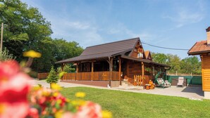 Exterior - Wooden retreat with jacuzzi, sauna and nature views. (Cvetković Brdo)