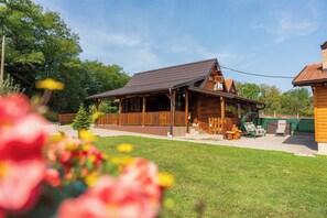 Exterior - Mountain wooden retreat with jacuzzi, sauna and nature views. (Cvetković Brdo)