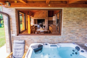 Outdoor dining - Wooden retreat with jacuzzi, sauna and nature views. (Cvetković Brdo)