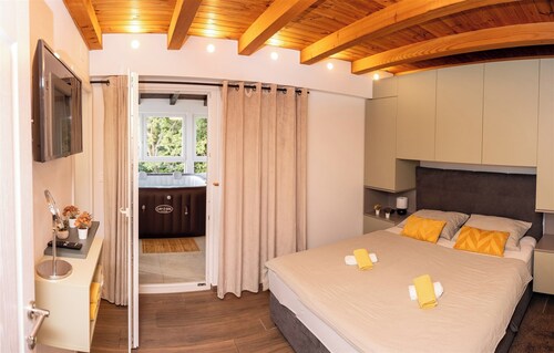 Countryside retreat with heated pool and jacuzzi near Zelina.