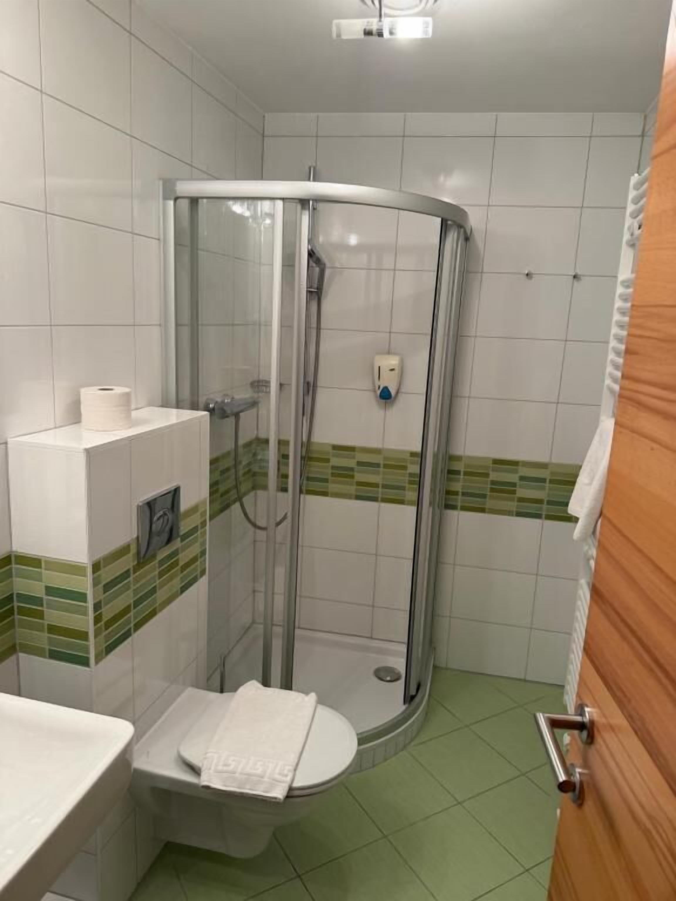 Bruser, hårtørrer, håndklæder, Sæbe