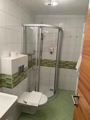 Ducha, secador de pelo, toallas y jabón