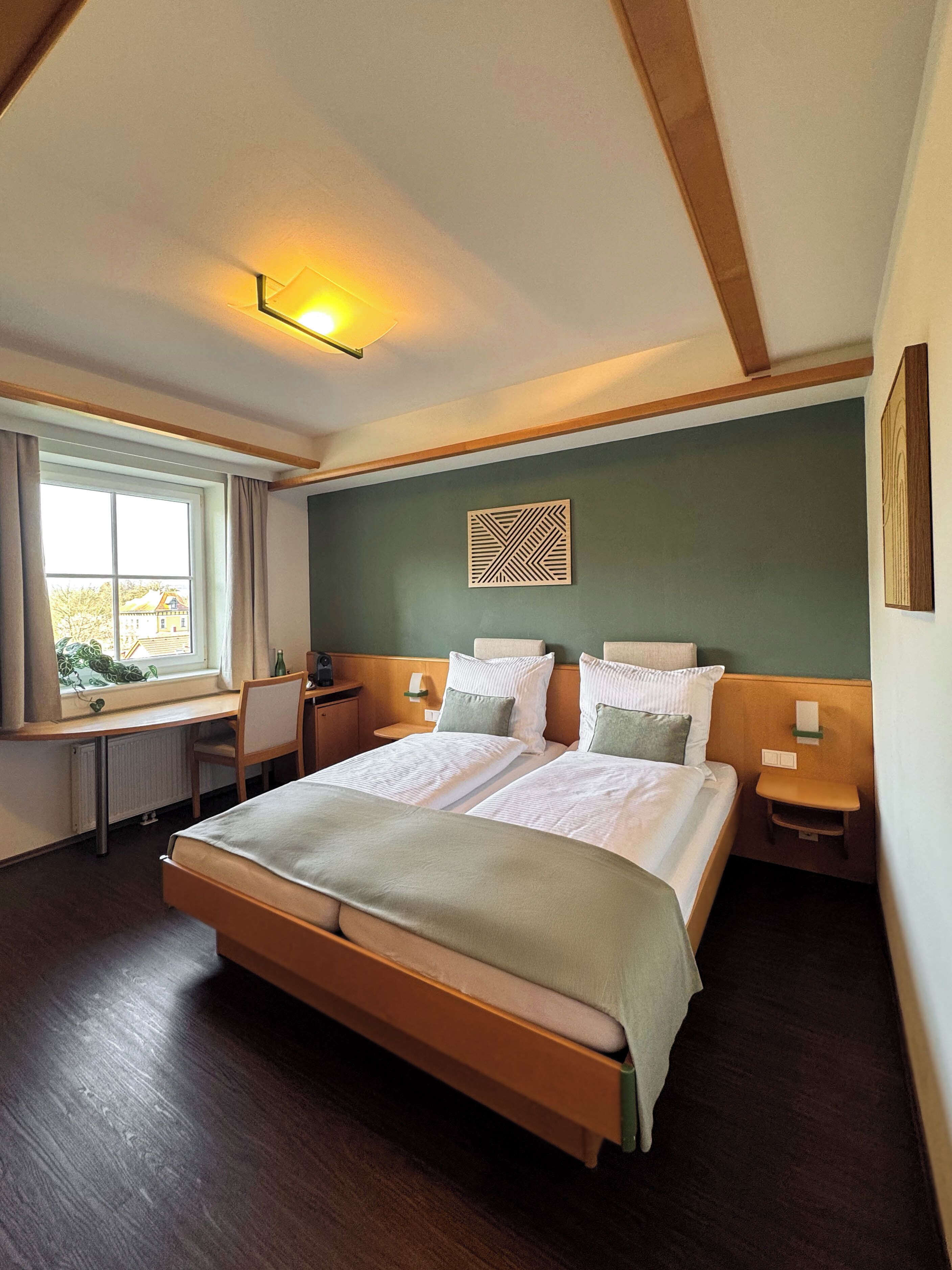 Desk, laptop workspace, soundproofing, free WiFi