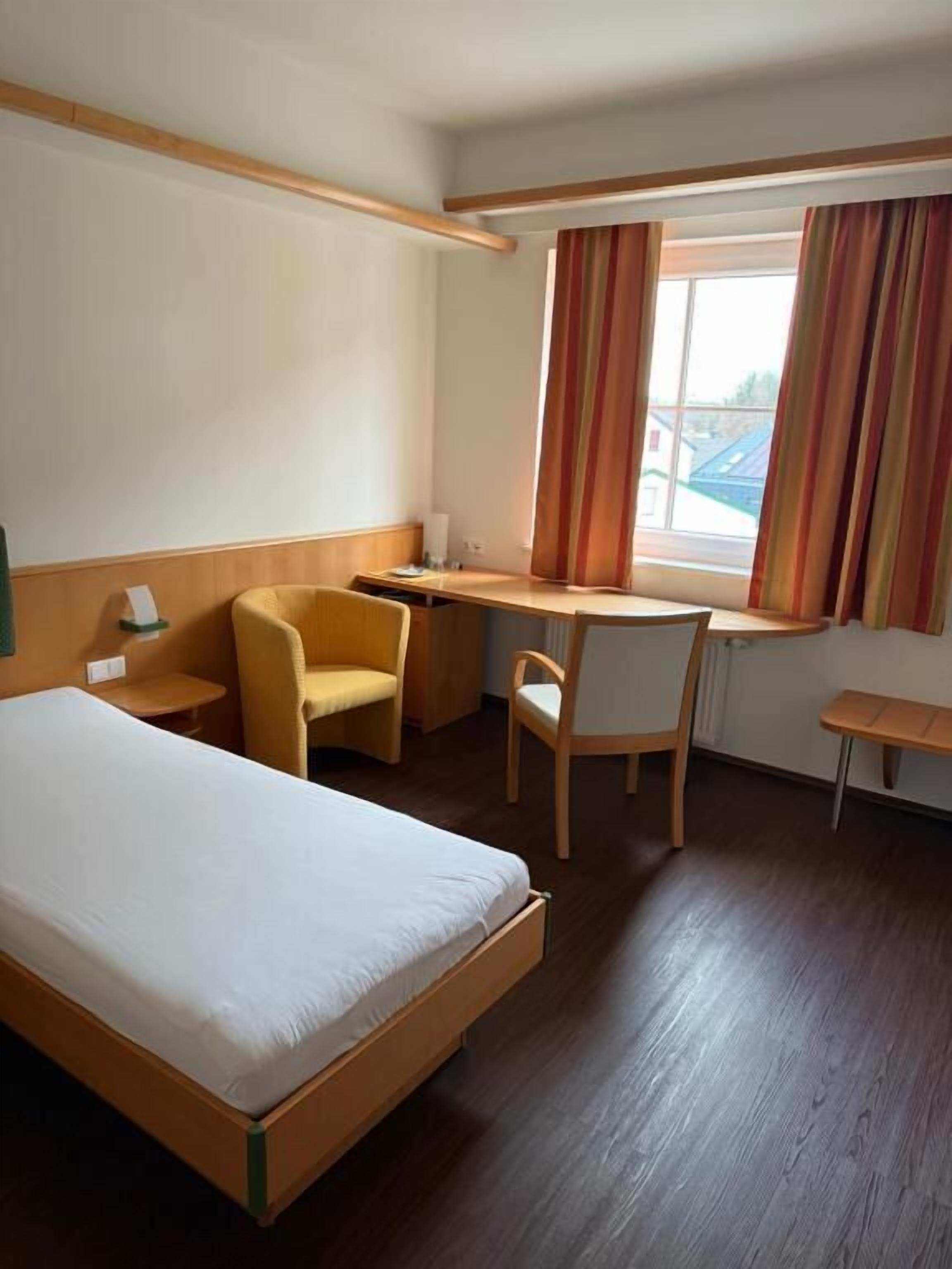 Habitación individual, vistas al jardín | Escritorio, espacio para trabajar con un portátil, wifi gratis