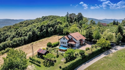 Hilltop house with a pool, sauna, and panoramic views of the region.