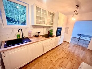Réfrigérateur, un four, surface de cuisson, lave-vaisselle