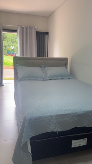Internet, bed sheets - Studio apartment with private entrance near the shopping mall. (Tangará da Serra)