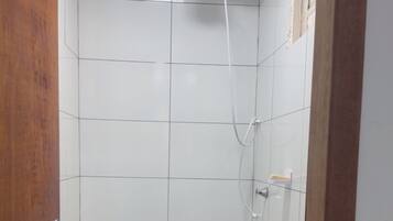Serviettes fournies, papier toilette
