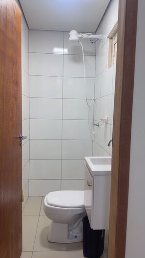 Serviettes fournies, papier toilette