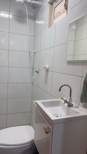 Towels, toilet paper - Studio apartment with private entrance near the shopping mall. (Tangará da Serra)