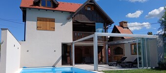 Charming home with pool and jacuzzi amid vineyards near Kloštar Ivanić.