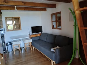 Una televisión, un futbolín