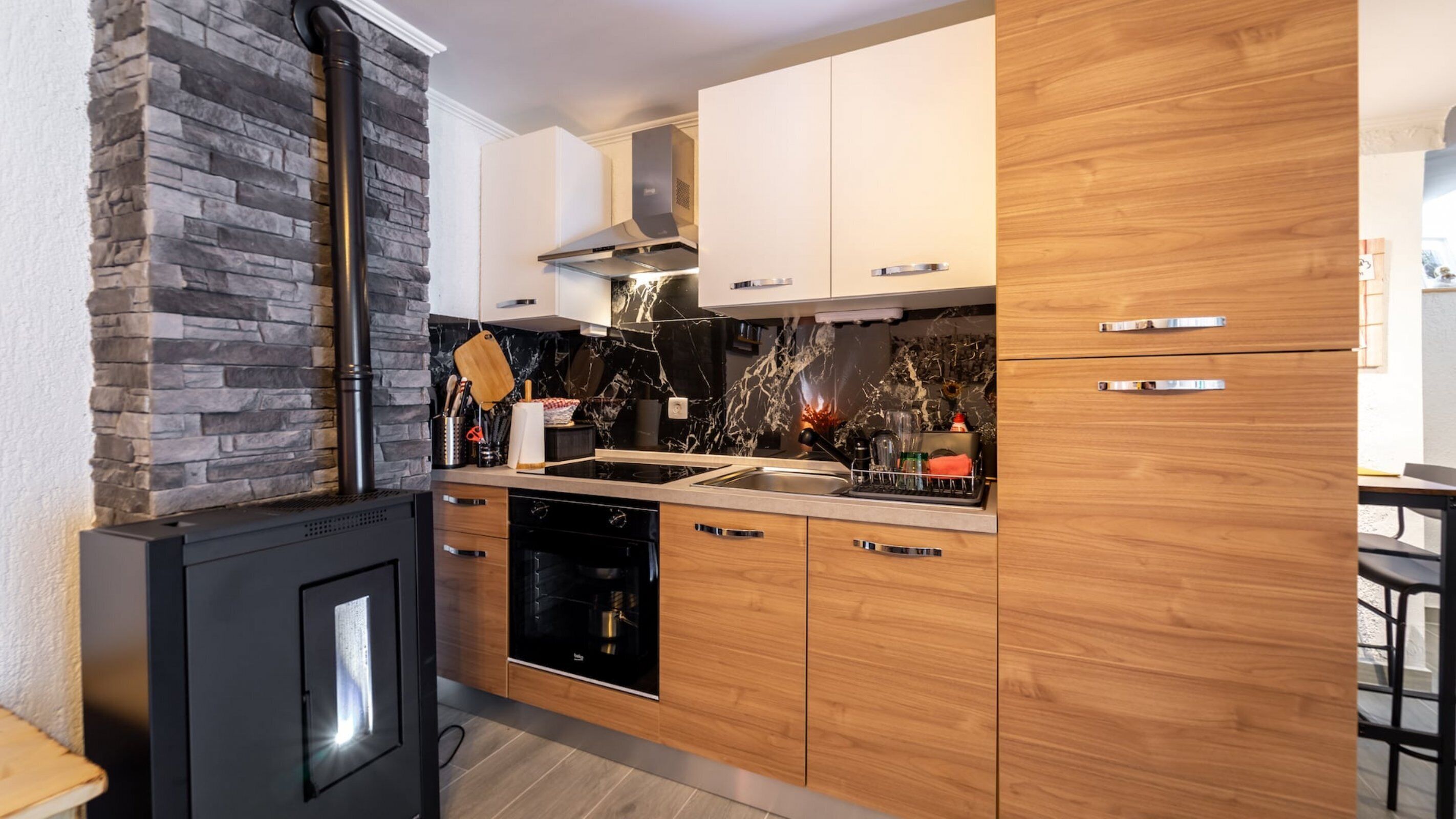 Fridge, oven, stovetop, dishwasher